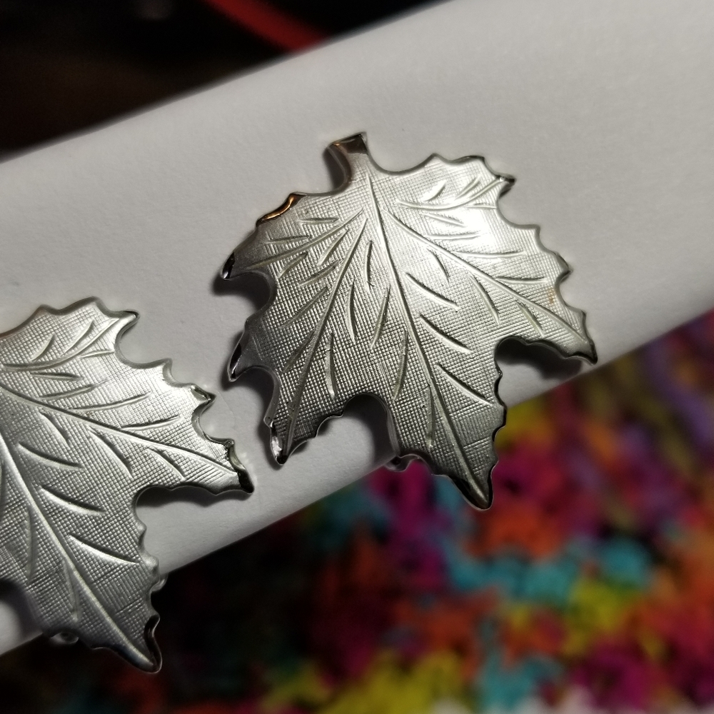 Relisted -Vintage maple leaf clip earrings silver tone tree nature woodland - Picture 4 of 10